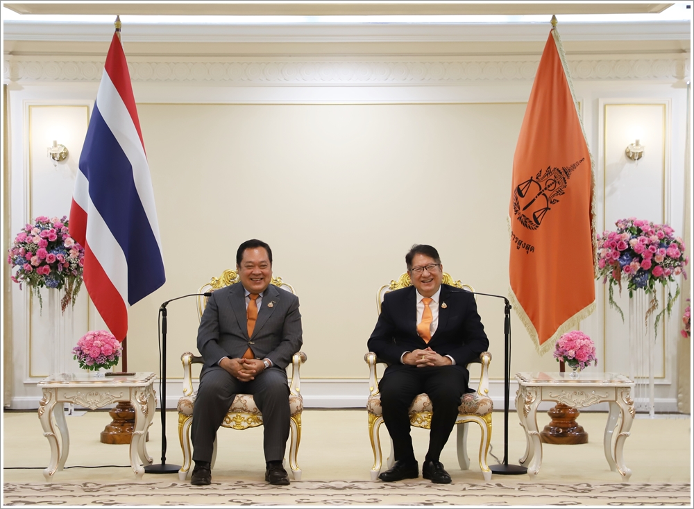 ﻿รัฐมนตรีว่าการกระทรวงยุติธรรม พร้อมด้วยผู้บริหารกระทรวงยุติธรรม ร่วมแสดงความยินดีแด่นายไพรัช พรสมบูรณ์ศิริ ในโอกาสเข้ารับตำแหน่งอัยการสูงสุด